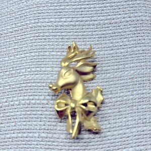 Reindeer Gold tone Brooch Pin Holiday deer Christmas vintage